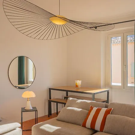 Bright Near The Port Daire Saint-Tropez