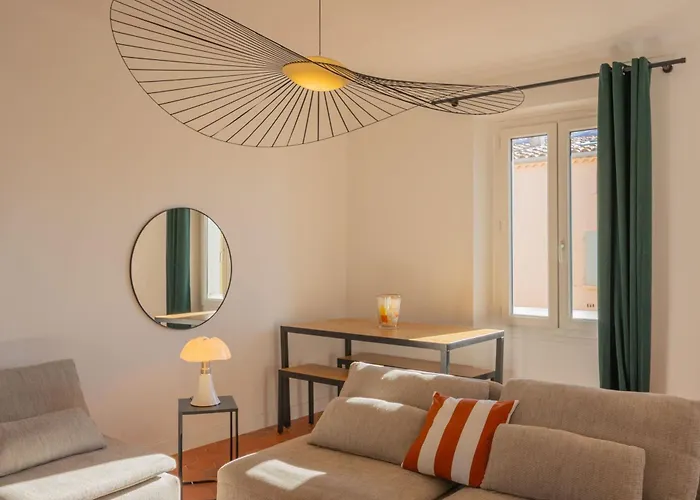 Bright Near The Port Daire Saint-Tropez