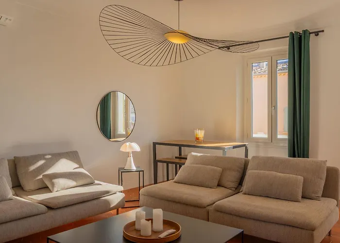 Bright Near The Port Daire Saint-Tropez